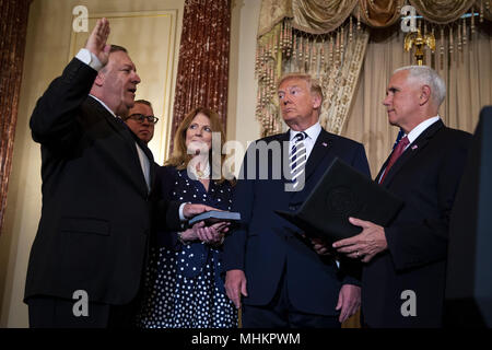 Washington, District de Columbia, Etats-Unis. 2 mai, 2018. MIKE POMPEO, secrétaire d'État des États-Unis, est assermenté par le Vice-président MIKE PENCE, en tant que Président américain J. Donald Trump, SUSAN POMPEO, et NICK POMPEO regarder sur, au Département d'Etat. Crédit : Al Drago/Piscine/CNP/ZUMA/Alamy Fil Live News Banque D'Images