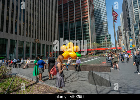 New York, USA. 2e mai 2018. Les visiteurs et les travailleurs sur la sixième Avenue, à New York, profitez de beau temps, de flirter avec 90 degrés devant 'Grandi' le mercredi 2 mai 2018. Six ballons gonflables la floraison, l'art public créé par PLAYLAB, INC, sont répartis le long de la sixième Avenue et sont parrainés par l'Association de l'Avenue des Amériques. Ils continueront à fleurir jusqu'en juin. Les températures chaudes sont attendus jusqu'à la fin de semaine. (Â© Richard B. Levine) Crédit : Richard Levine/Alamy Live News Banque D'Images