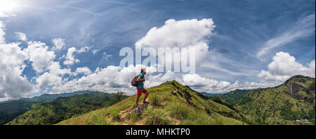 Caucasian hiker homme prendre un repos sur sommet de montagne avec sac à dos. Banque D'Images