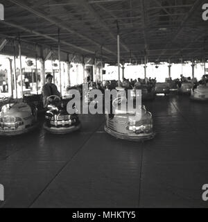 Années 1960, historiques, les jeunes à Battersea fun fair appréciant les dodgems ou des autos-tamponneuses, Battersea Park, London, England, UK. La fête foraine a été construit dans le parc dans le cadre du Festival de Grande-Bretagne 1951 célébrations et a été une attraction importante pour les jeunes et les familles à cette époque. L'dodgem était détenu et exploité par le Botton Bros - leur nom est sur les voitures - Albert et Jim Botton qui a grandi dans une juste autour de Londres et le Sud de l'Angleterre. Banque D'Images