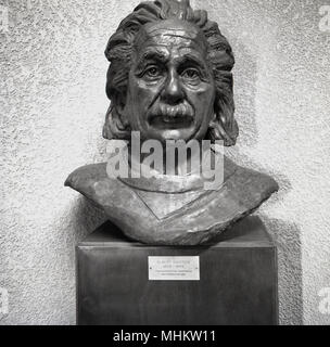 Années 1950, historiques, un buste en bronze d'Albert Einstein, le célèbre physicien théorique juif et gagnant du Prix Noble, sculptrice par Doreen Anziska, Israël. Banque D'Images