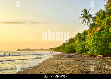 Coucher du soleil à Paradise beach à Uvita, Costa Rica - belles plages et la forêt tropicale à la côte pacifique du Costa Rica - travel destination dans une centrale Banque D'Images