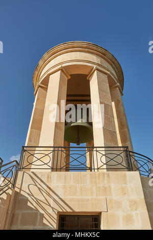 La Seconde Guerre mondiale Mémorial de la guerre de siège Bell vue inférieure dans la partie inférieure des jardins Barrakka, La Valette, Malte. Banque D'Images