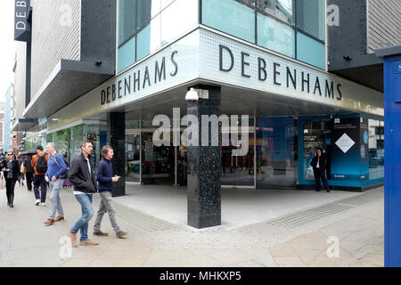 Les gens à pied passé Debenhams magasin sur Oxford Street, Londres Banque D'Images