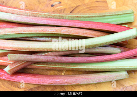 Matières premières fraîches fruits rhubarbe avec fond brun Banque D'Images