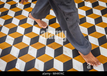 Pieds d'un pèlerin et mosaïque sur le sol en marbre, golden temple, Amritsar, Punjab, India Banque D'Images