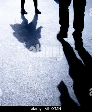 Silhouette floue ténèbres d'un homme et une femme marchant l'un vers l'autre sur la rue de la ville dans la nuit Banque D'Images