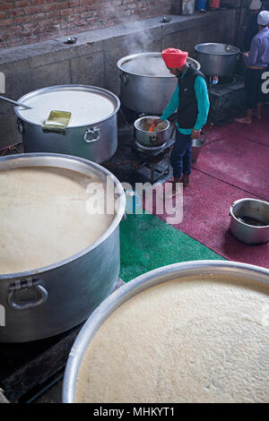 La cuisson des bénévoles pour les pèlerins qui visitent le temple d'Or, chaque jour, ils servent de la nourriture gratuite pour 60 000 - 80 000 pèlerins, le Golden Temple, Amritsar, P Banque D'Images