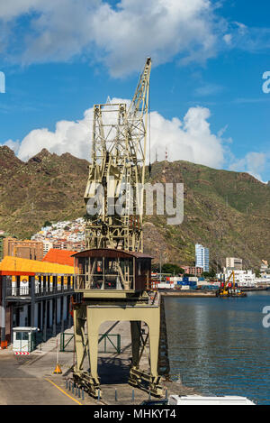 Santa Cruz de Tenerife, Canaries, Espagne - Décembre 11, 2016 : Vieux Port Crane Talleres E. Grasset, S. A. comme monument historique dans le port o Banque D'Images