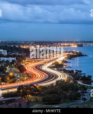 Des sentiers de lumière sur une longue Mitchell Freeway au crépuscule. Banque D'Images