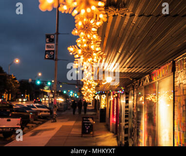 AUSTIN, TEXAS - 31 décembre 2017 : Maison de vacances décorations flocon s'allumer un bâtiment le long de Congress Avenue. Banque D'Images