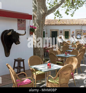 Alcudia, Majorque, Espagne, 2018. Un restaurant, café, bar à l'arène, dans le vieux quartier d'Alcudia, Majorque, Iles Baléares. Banque D'Images