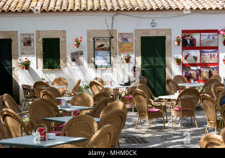 Alcudia, Majorque, Espagne, 2018. Un restaurant, café, bar à l'arène, dans le vieux quartier d'Alcudia, Majorque, Iles Baléares. Banque D'Images