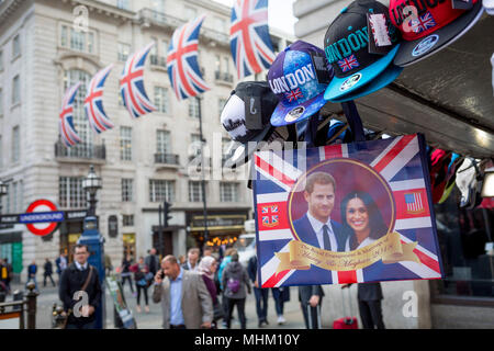 Avec des semaines avant le mariage royal, les visages de prince Harry et Meghan Markle ornent la marchandise qui se bloque à partir d'un bijou touristique kiosque à Piccadilly Circus, le 1er mai, à Londres, en Angleterre. Banque D'Images