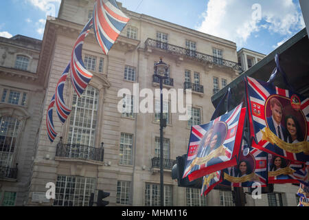 Avec des semaines avant le mariage royal, les visages de prince Harry et Meghan Markle ornent la marchandise qui se bloque à partir d'un bijou touristique kiosque à Piccadilly Circus, le 1er mai, à Londres, en Angleterre. Banque D'Images