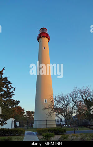 Vue sur le phare de Cape May, situé à la pointe de Cape May, dans le bas du Canton de parc d'état de Cape May Point, New Jersey Banque D'Images