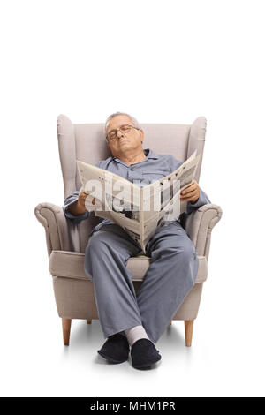Homme mature avec un journal de dormir dans un fauteuil isolé sur fond blanc Banque D'Images