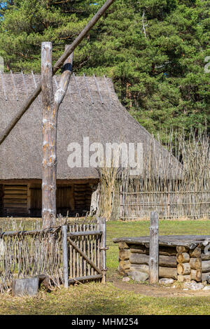 Pays traditionnel en bois et bien hut Banque D'Images