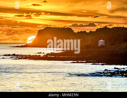 Au coucher du soleil orange téléobjectif, côte de l'île de Wight Ventnor Banque D'Images