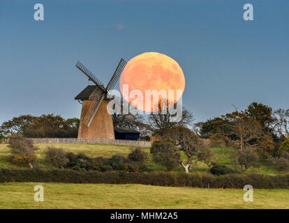 La hausse du Super Pleine Lune au moulin à vent de Bembridge Banque D'Images