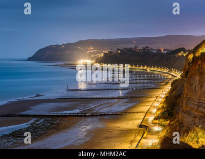 Promenade au bord de la côte et des feux à la baie de Sandown Banque D'Images