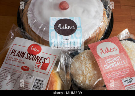 Une sélection de Ashers Baking Co gâteau de l'Irlande du Nord de produits de leur boutique dans Ballyearl, Newtownabbey, Irlande du Nord. Ashers participe actuellement à un appel dans l'affaire "gay" gâteau à la Cour suprême dans Belfast. Le propriétaire de la boulangerie ont déjà été trouvé coupable de discrimination pour avoir refusé de faire un gâteau "gay" et en appellent de cette décision en raison de leurs croyances religieuses chrétiennes. Banque D'Images