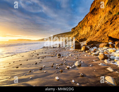 Le soleil à la plage de rochers à Compton Bay Banque D'Images