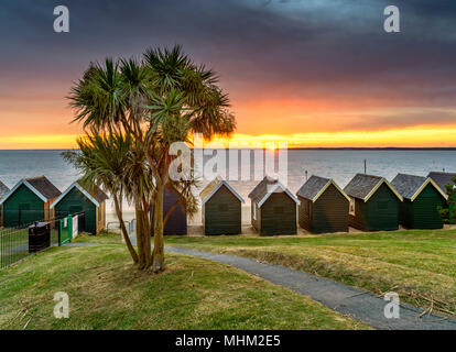 Cabines de plage au coucher du soleil tropical, l'île de Wight Grondin Banque D'Images