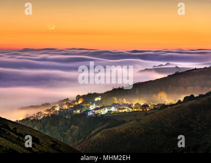 Croissant de lune sur la mer côtière au coucher du soleil, le brouillard de la ville de Ventnor Banque D'Images