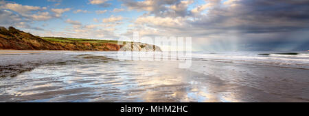 Panorama de la plage et falaises avec rayons de soleil sur la mer à l'île de Wight Sandown Banque D'Images