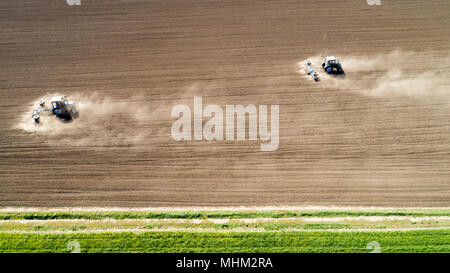 Vue aérienne de deux tracteurs sur un champ Banque D'Images