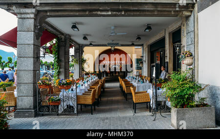 Tables de restaurant sur une terrasse dans Bellagio, Lombardie, Italie Banque D'Images