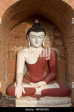 Statue de Bouddha à TaWaGu pagode, Bagan, Myanmar (Birmanie) Banque D'Images