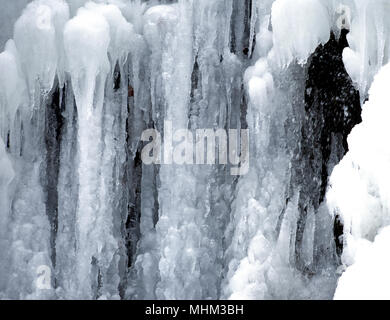 Cascade de glace avec les glaçons et la neige près de Bad Harzburg dans les forêts de sapins et d'épinettes le long de la route principale à Braunlage dans les montagnes du Harz, Banque D'Images