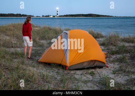 NC01526-00...CAROLINE DU NORD - Camping sur Shackleford Banks en vue de Cape Lookout Lighthouse sur les principales banques du Sud. Cape Lookout National Seashore Banque D'Images