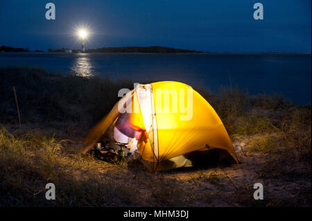 NC01527-00...CAROLINE DU NORD - Camping sur Shackleford Banks en vue de Cape Lookout Lighthouse sur les principales banques du Sud. Cape Lookout National Seashore Banque D'Images