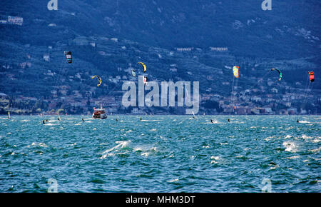 Planche à voile sur le lac de Garde, Italie Banque D'Images