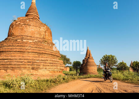 L'homme sur la moto à travers les temples de Shwe Nan Yin Taw complexe monastique, Bagan, Myanmar (Birmanie) Banque D'Images