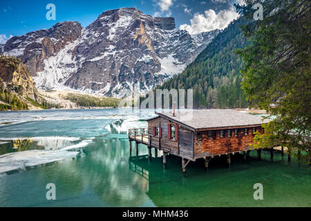 Vue panoramique du célèbre lac Braies en italie Banque D'Images