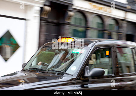 London taxi cab sur Londres avec pour embaucher la lumière sur Banque D'Images