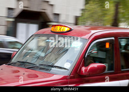 London taxi cab sur Londres avec pour voitures de lumière sur fond flou avec Banque D'Images