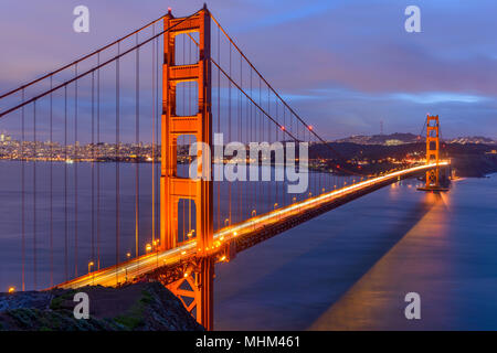 Sunset Golden Gate Bridge - nuageux de l'hiver jours vue du coucher du Golden Gate Bridge, à la recherche du sommet à Marin Headlands vers San Francisco, CA, USA Banque D'Images