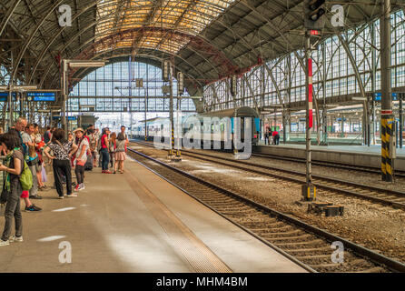 Prag Hauptbahnhof (Praha Hlavni Nadrazi). Suis Bahnsteig ein Zug der staatlichen Eisenbahngesellschaft Ceske suavidade (CD) / la gare principale de Prague (Praha Hlavni Nadrazi), à la plate-forme un train de la compagnie de Ceske suavidade (CD). Banque D'Images