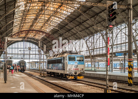 Prag Hauptbahnhof (Praha Hlavni Nadrazi). Suis Bahnsteig ein Zug der staatlichen Eisenbahngesellschaft Ceske suavidade (CD) / la gare principale de Prague (Praha Hlavni Nadrazi), à la plate-forme un train de la compagnie de Ceske suavidade (CD). Banque D'Images