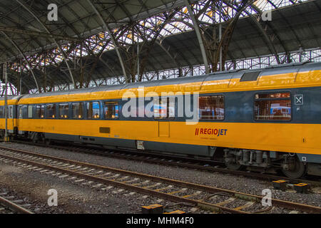 Prag Hauptbahnhof (Praha Hlavni Nadrazi). Suis Bahnsteig ein Zug der privaten Eisenbahngesellschaft Regio-Jet / la gare principale de Prague (Praha Hlavni Nadrazi), à la plate-forme un train de la compagnie ferroviaire privée. Regio-Jet Banque D'Images