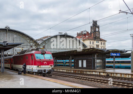 Prag Hauptbahnhof (Praha Hlavni Nadrazi). Suis Bahnsteig ein Zug der staatlichen du Eisenbahngesellschaft (ZSSK) / la gare principale de Prague (Praha Hlavni Nadrazi), à la plate-forme un train de la compagnie de Zeleznicna spolocnost Slovensko (ZSSK). Banque D'Images