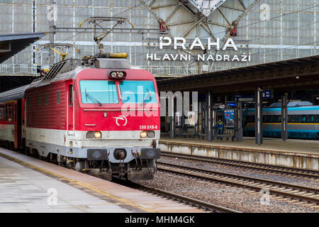 Prag Hauptbahnhof (Praha Hlavni Nadrazi). Suis Bahnsteig ein Zug der staatlichen du Eisenbahngesellschaft (ZSSK) / la gare principale de Prague (Praha Hlavni Nadrazi), à la plate-forme un train de la compagnie de Zeleznicna spolocnost Slovensko (ZSSK). Banque D'Images