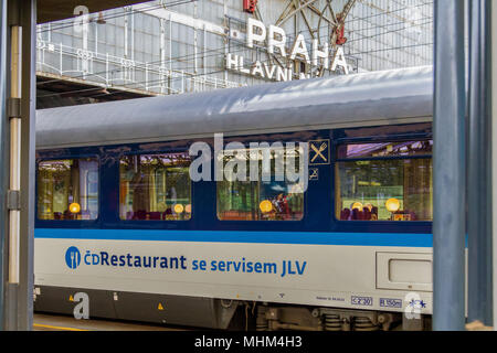 Prag Hauptbahnhof (Praha Hlavni Nadrazi). Suis Bahnsteig ein Zug der staatlichen Eisenbahngesellschaft Ceske suavidade (CD) / la gare principale de Prague (Praha Hlavni Nadrazi), à la plate-forme un train de la compagnie de Ceske suavidade (CD). Banque D'Images