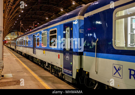 Prag Hauptbahnhof (Praha Hlavni Nadrazi). Suis Bahnsteig ein Zug der staatlichen Eisenbahngesellschaft Ceske suavidade (CD) / la gare principale de Prague (Praha Hlavni Nadrazi), à la plate-forme un train de la compagnie de Ceske suavidade (CD). Banque D'Images