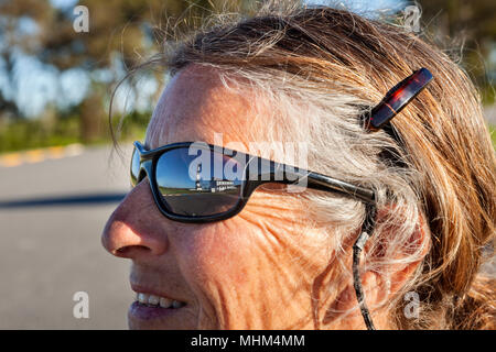 NC01645-00...CAROLINE DU NORD - Bodie Island Lighthouse sur Bodie Island le long de l'Outer Banks reflecter dans a womans sunglasses, Cape Hatteras National S Banque D'Images